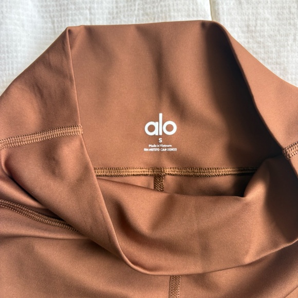 Alo Airlift 3" Short | Cinnamon | Small - Picture 3 of 4